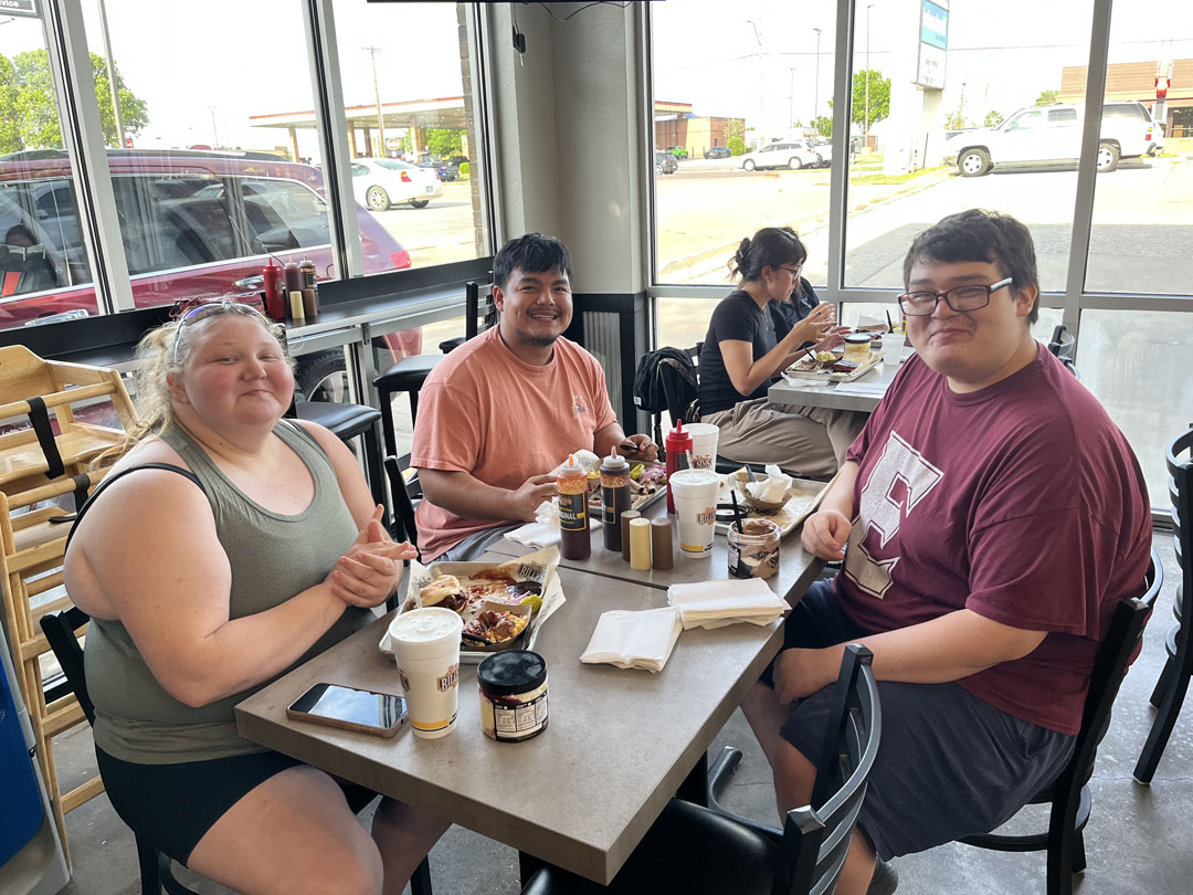 BillySimsBBQ's tweet image. When the @HeismanTrophy legend himself treats you to fresh-smoked bbq, you know it’s a good day! Thank you @RoseState  for having @RealBillySims come speak at your school.  We enjoyed celebrating after at our #MidwestCity, OK location.  #teambillycares #billysims #billysimsbbq
