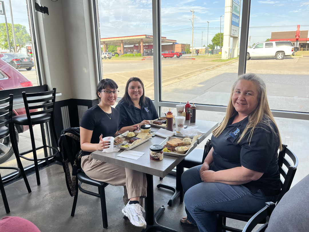 BillySimsBBQ's tweet image. When the @HeismanTrophy legend himself treats you to fresh-smoked bbq, you know it’s a good day! Thank you @RoseState  for having @RealBillySims come speak at your school.  We enjoyed celebrating after at our #MidwestCity, OK location.  #teambillycares #billysims #billysimsbbq