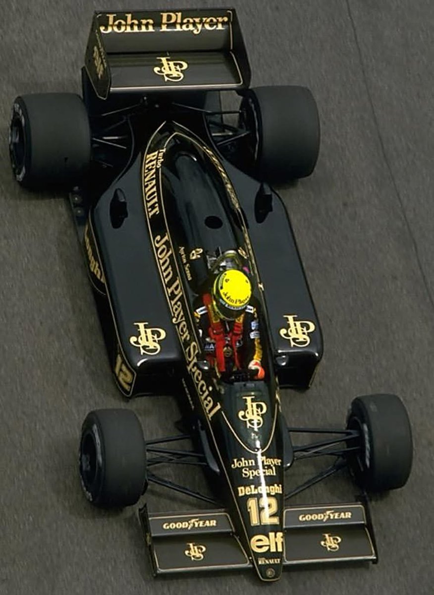 locuralamia's tweet photo. Ustedes son chicos y ahora miran fórmula uno por Colapinto, pero en mi época Colin Chapman diseño el auto más fabuloso de toda la historia de la F1. https://t.co/xPeRujfWgS