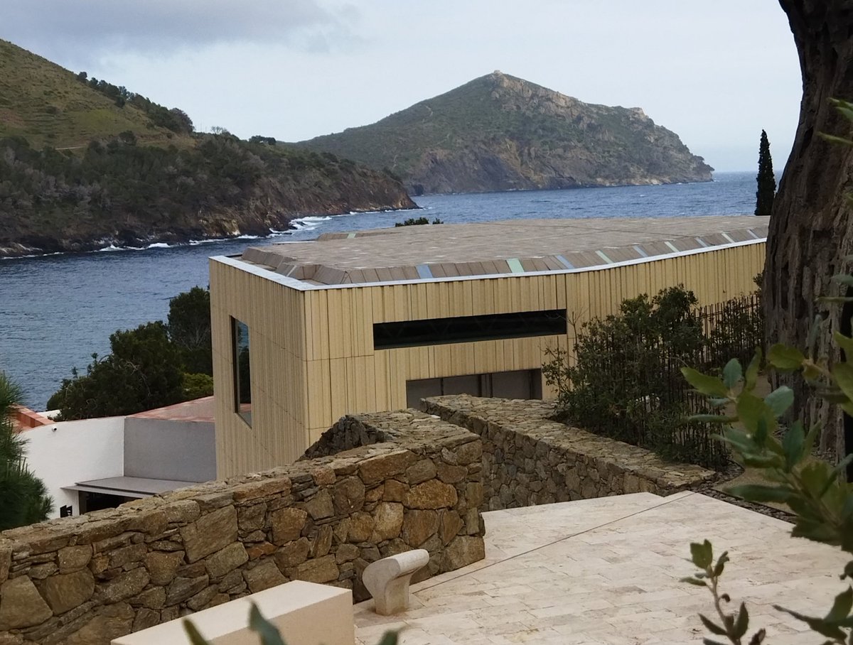 Cala Montjoi. Si lo haces tú es un atentado ecológico. Si lo hace <a href="/ferranadria/">Ferran Adrià</a> y lo llama Bulli Merdation es una genialidad arquitectónica. Es lo que hay.