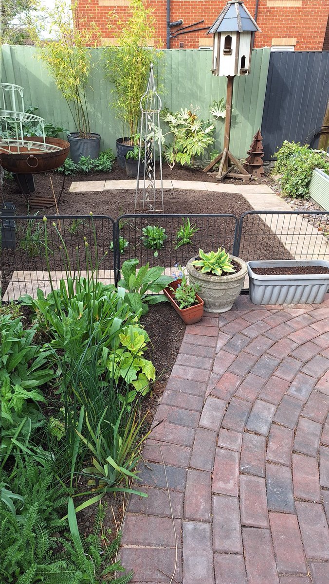 sianrobinson101's tweet image. Re used slabs for the new secret garden,  not perfect  #level #Straight &amp;amp; I did it all by myself. 
🙃🥰