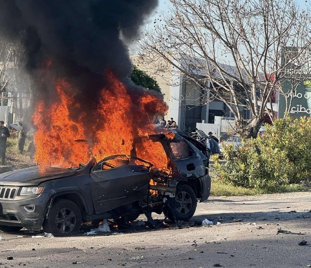 ليست مجرد سيارة مستهدفة بل هناك إنسان يحترق بداخلها يا سادة!!
هذا المشهد يتكرر يومياً في #جنوب_لبنان ويختفي تحديد جرم الفاعل تحت عنوان "استهداف"!! 

هذا قتلٌ بدم بارد من قبل عدو متوحش أمام مرأى ومسمع أرباب الديبلوماسية..

هذا دمنا الذي سُفك!!