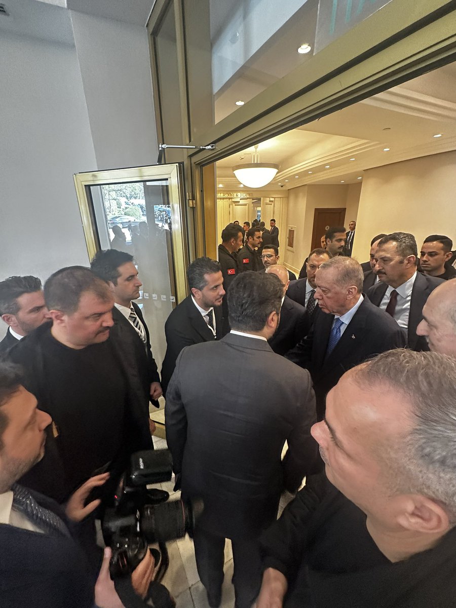_zaferaksungur's tweet photo. Bugün İstanbul’da, Sayın Cumhurbaşkanımızın teşrifleriyle düzenlenen organizasyonda; Türkiye Fizyoterapistler Derneği Başkan Yardımcımız Adem Çalı ile birlikte, milletvekilimiz Sayın Emre Çalışkan’ın da eşliğinde Sayın Cumhurbaşkanımızla kısa bir görüşme gerçekleştirme imkânı bulduk.

Yeni yayımlanan Serbest Çalışma Yönetmeliği dolayısıyla mesleğimiz adına kendilerine teşekkür ettik. Bu önemli adımın hayata geçmesinde emeği geçen tüm devlet büyüklerimize ve süreç boyunca desteğini esirgemeyen herkese fizyoterapistler adına şükranlarımı sunuyorum.

@RTErdogan 
@ackilic76 
@saglikbakanligi 
@drmemisoglu 
@Emre_Caliskann 
@TFD1969