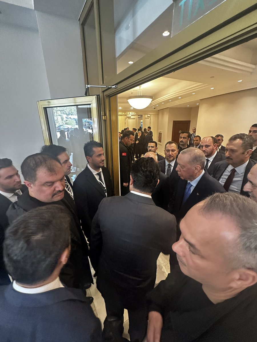 _zaferaksungur's tweet photo. Bugün İstanbul’da, Sayın Cumhurbaşkanımızın teşrifleriyle düzenlenen organizasyonda; Türkiye Fizyoterapistler Derneği Başkan Yardımcımız Adem Çalı ile birlikte, milletvekilimiz Sayın Emre Çalışkan’ın da eşliğinde Sayın Cumhurbaşkanımızla kısa bir görüşme gerçekleştirme imkânı bulduk.

Yeni yayımlanan Serbest Çalışma Yönetmeliği dolayısıyla mesleğimiz adına kendilerine teşekkür ettik. Bu önemli adımın hayata geçmesinde emeği geçen tüm devlet büyüklerimize ve süreç boyunca desteğini esirgemeyen herkese fizyoterapistler adına şükranlarımı sunuyorum.

@RTErdogan 
@ackilic76 
@saglikbakanligi 
@drmemisoglu 
@Emre_Caliskann 
@TFD1969