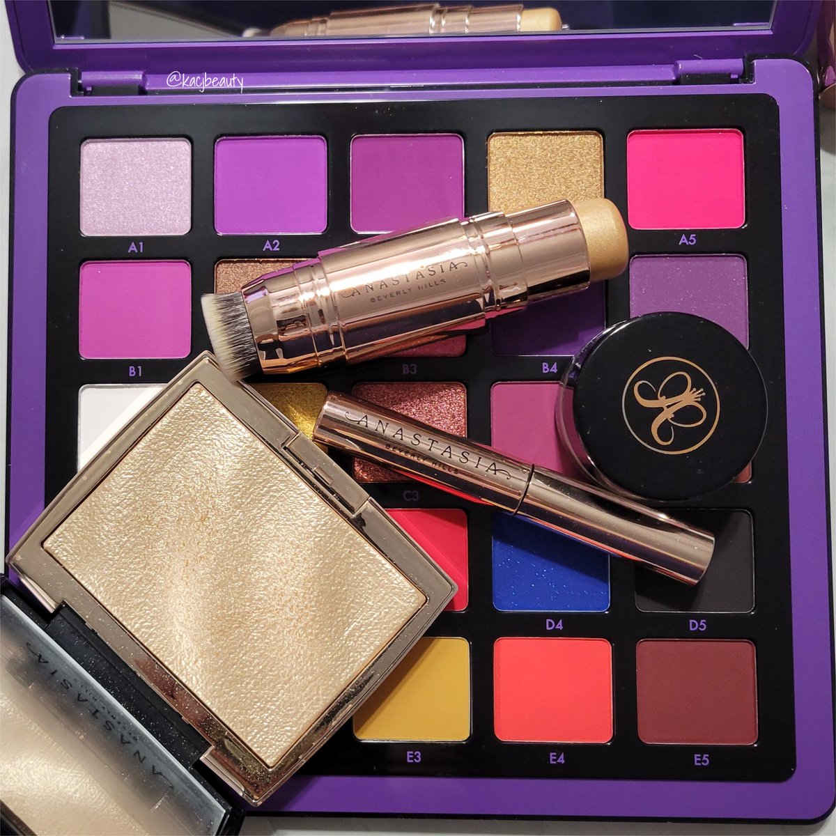 sidneyiridescen's tweet photo. Love @ABHcosmetics and their pretty packaging. #abh #UGC #makeup #beauty #highlighter 
#contentcreator #eyeshadow #beautyinfluencer #pretty https://t.co/WCWC2vy9cZ
