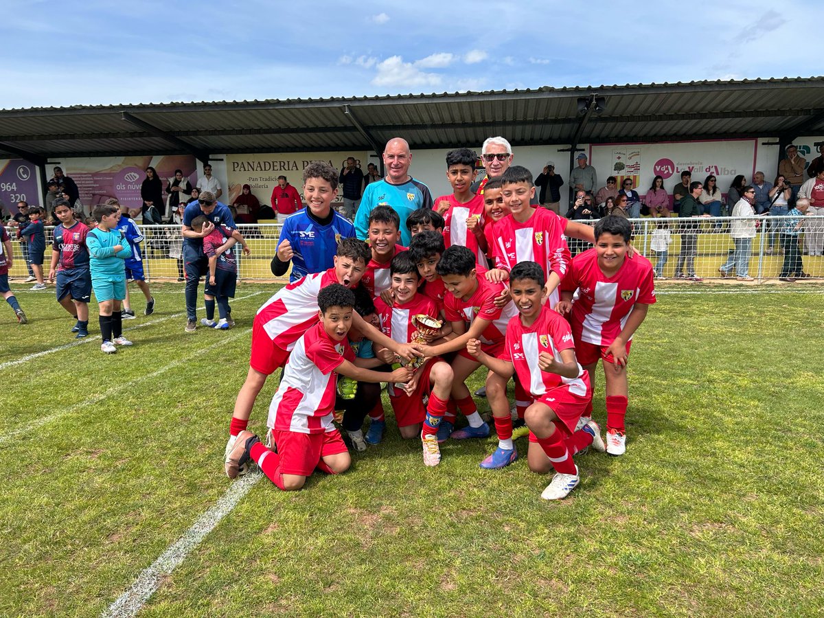 Castellonbase's tweet photo. @huracanvila gana Torneo Alevín Rafael Altabella @cdvalldalbafb 
https://t.co/xqUVd0ghOS a través de @Castellón Base - Tu web de fútbol base https://t.co/AOUHSIF6rg