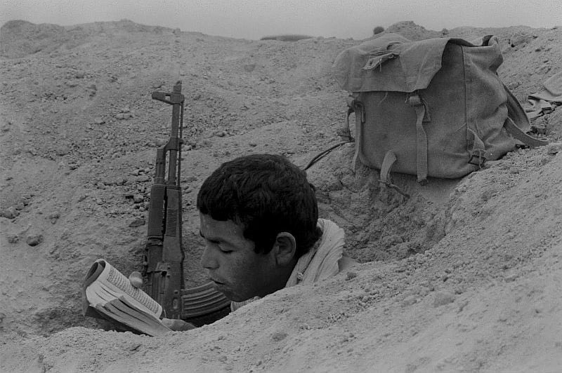 egyptian soldier reading the Qu'ran during the Yom Kippur War, 1973