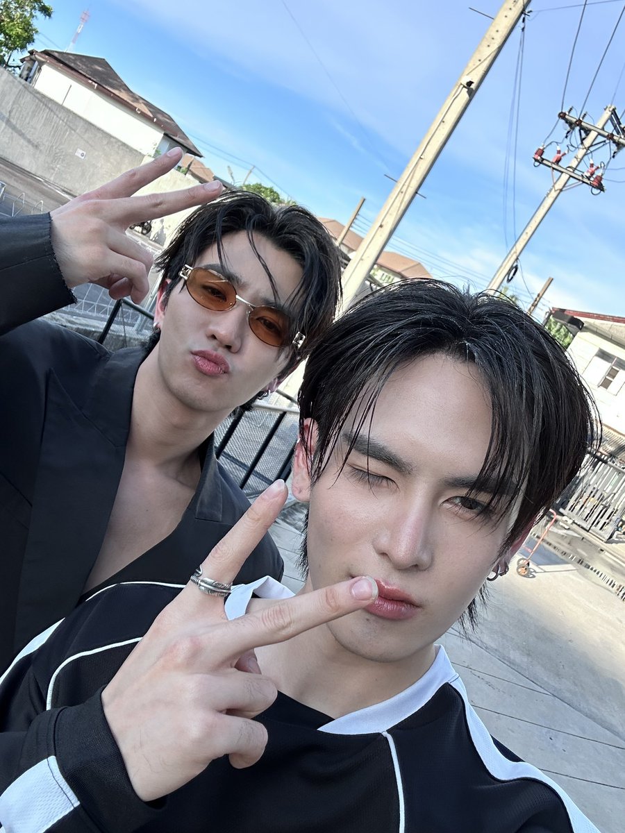 jrabbitps's tweet photo. ป๊าเอ็งมาละโดเมียร์ และที่สำคัญพาพ่อพ่อมาด้วย   🖤🤍 

#perthsana #เพิร์ธแซนต้า https://t.co/g0mK66uTo2