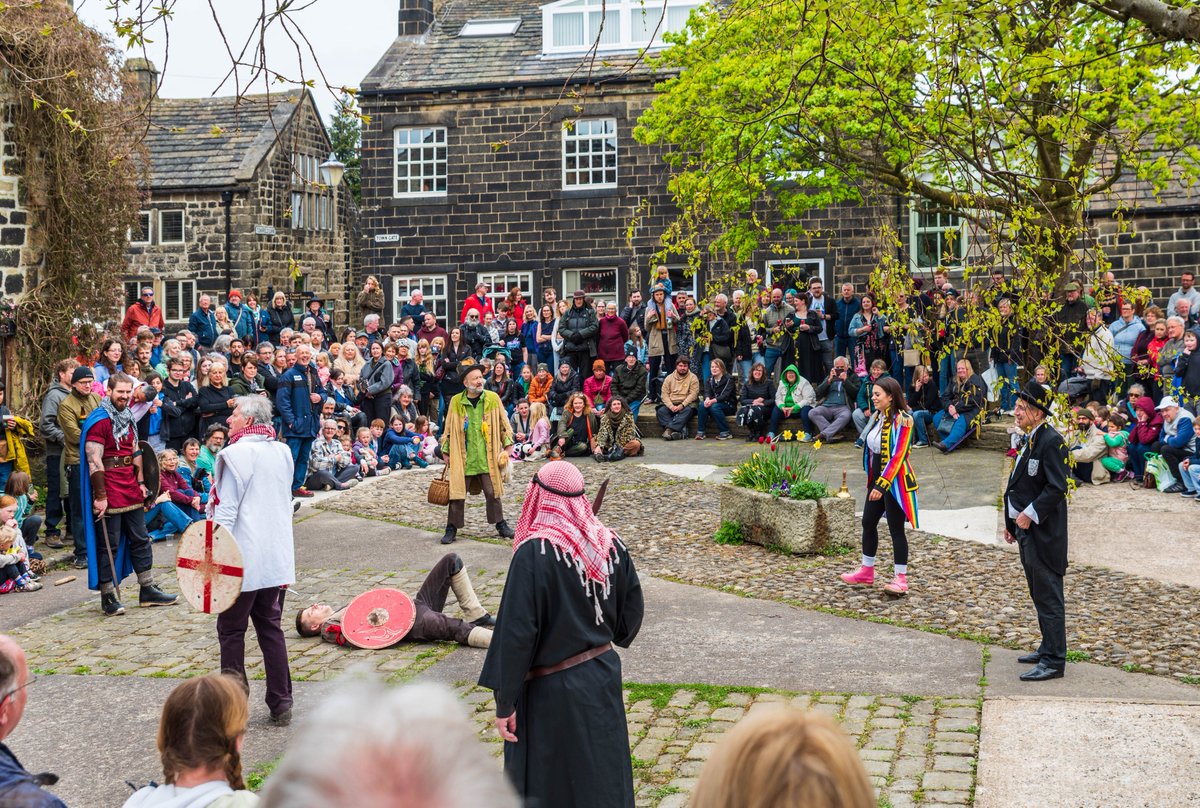 Jeandron's tweet photo. A fantastic Good Friday Pace Egg play by the Heptonstall Players, Heptonstall, West Yorkshire.
#easter #goodfriday #heptdonstall #paceegg #nikond810 #hebdenbridge #westyorkshire #mummer #medieval https://t.co/VLQZGf4OTq