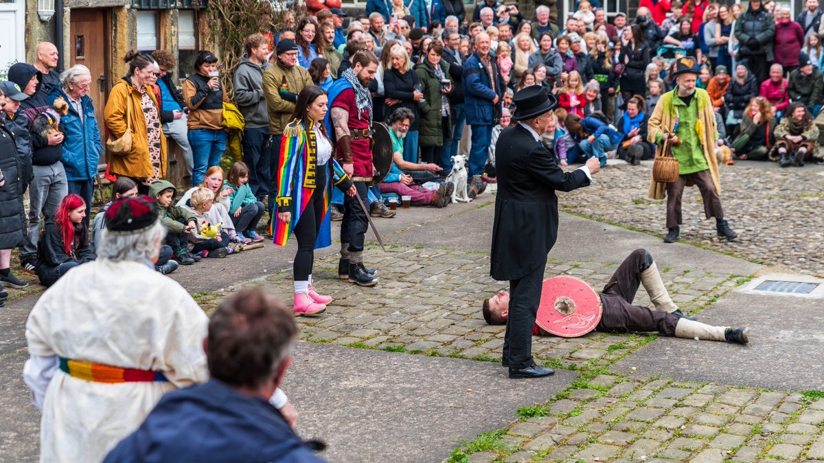 Jeandron's tweet photo. A fantastic Good Friday Pace Egg play by the Heptonstall Players, Heptonstall, West Yorkshire.
#easter #goodfriday #heptdonstall #paceegg #nikond810 #hebdenbridge #westyorkshire #mummer #medieval https://t.co/VLQZGf4OTq