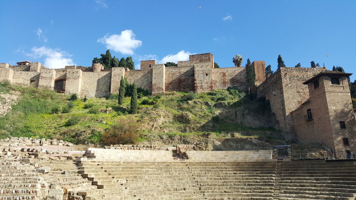 AlcazabaMalaga's tweet photo. La Alcazaba de #Málaga está emplazada en el Monte Gibralfaro, los bereberes hammudíes levantaron un alcázar en la primera mitad del siglo XI.
El Teatro Romano del S. I se descubrió en 1951 debajo de la ladera.
#DíaInternacionaldelosMonumentosySitios https://t.co/5Bdzh77YR2