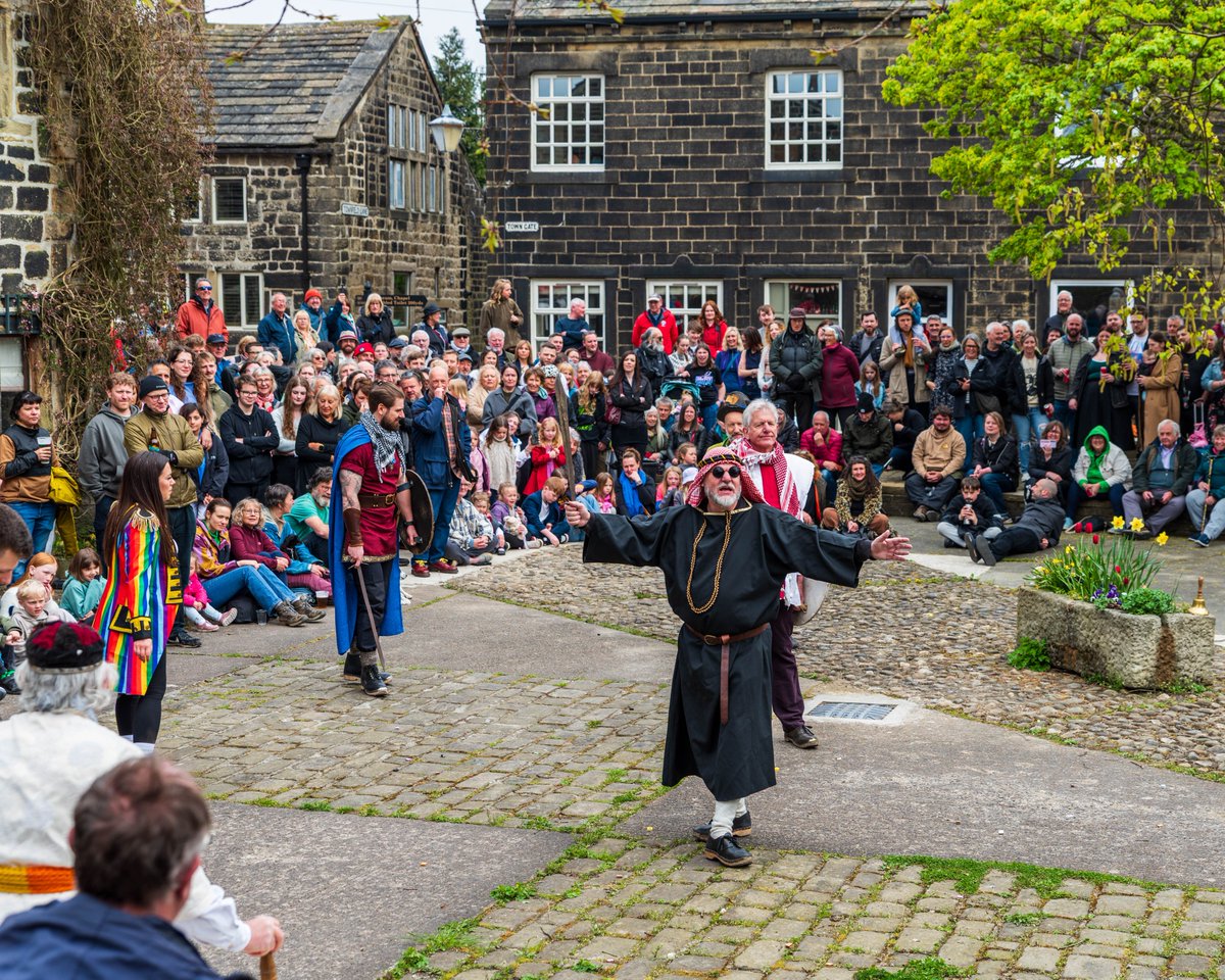 Jeandron's tweet photo. A fantastic Good Friday Pace Egg play by the Heptonstall Players, Heptonstall, West Yorkshire.
#easter #goodfriday #heptdonstall #paceegg #nikond810 #hebdenbridge #westyorkshire #mummer #medieval https://t.co/VLQZGf4OTq