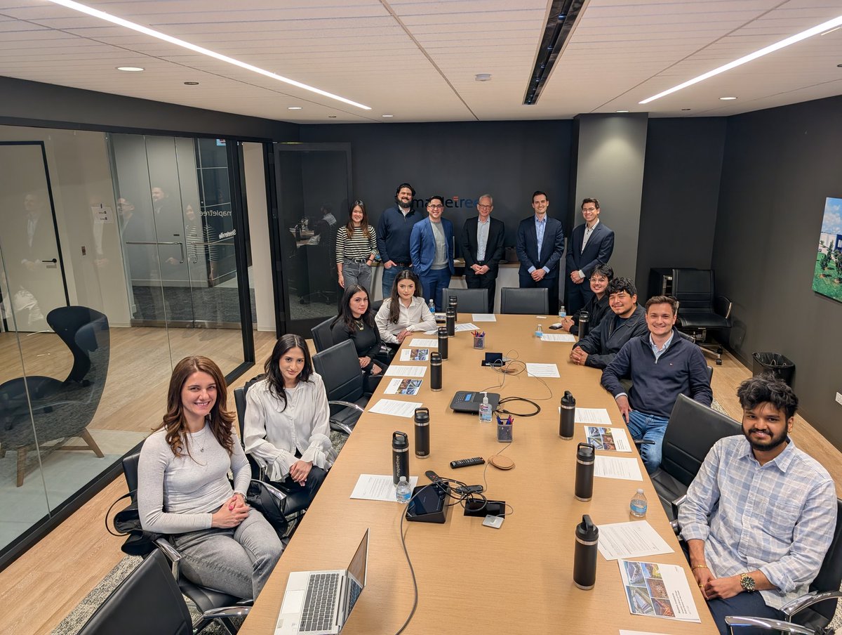 AcademicRE's tweet image. Thrilled to take my students to #Mapletree just one mile away from our classroom! 🤩 They were awed learning about the ins and outs of international real estate operations. #RealEstateFieldTrip #Chicago #UICBusiness #StuartHandlerDeptOfRealEstate