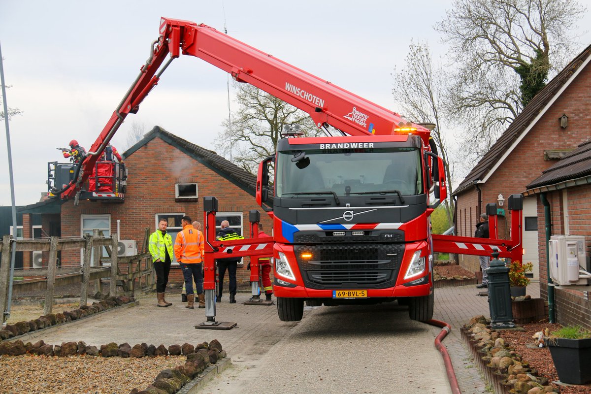 Vanmorgen was er een forse woningbrand in Beerta. De brand zat in het dak / onder de zonnepanelen. Toch is het gelukt de woning te behouden. 🚒🔥