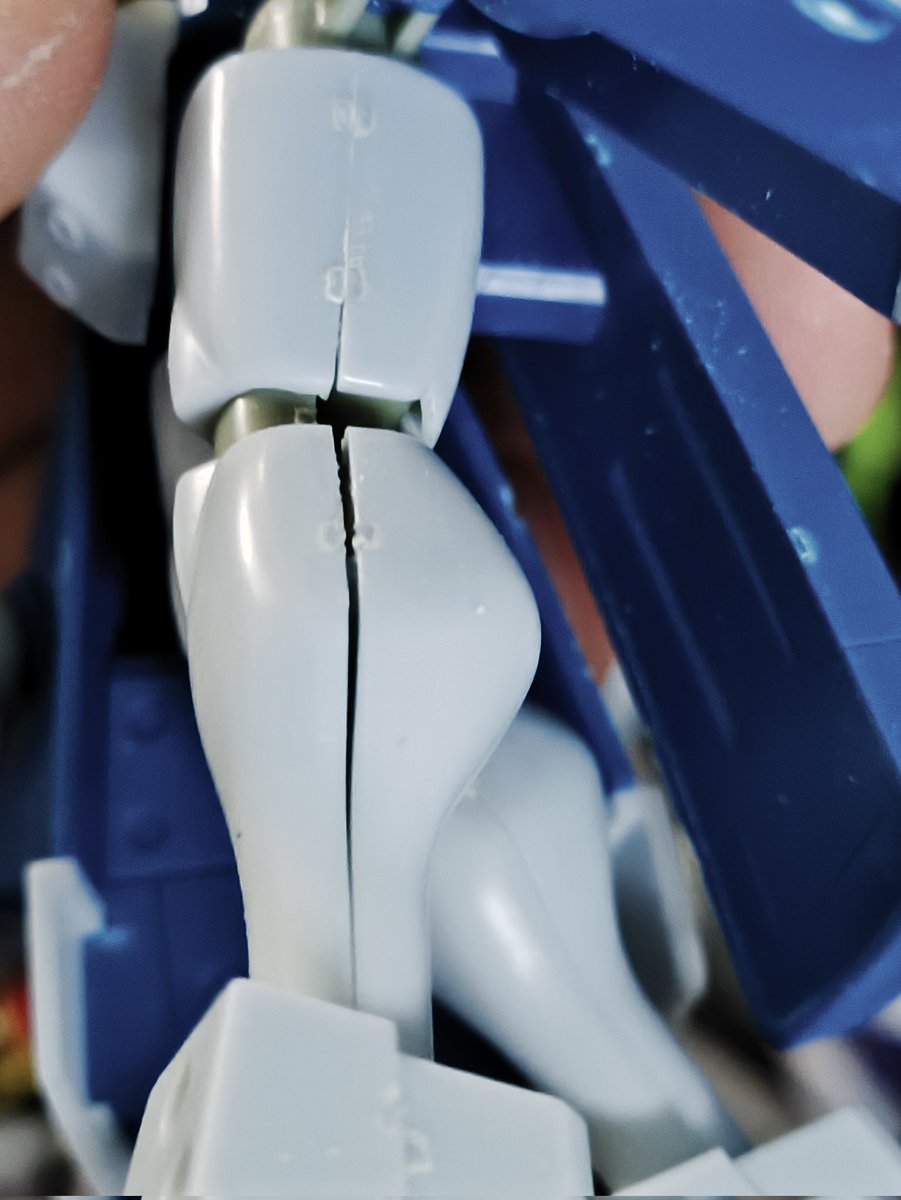 BRV64's tweet photo. @medarot_S If you're going to release a plastic model, please don't use these types of articulations. They break easily and age poorly. They don't hold their poses properly.
#メダロットS #メダロット #コトブキヤ #プラモデル https://t.co/MtHK03QEvi
