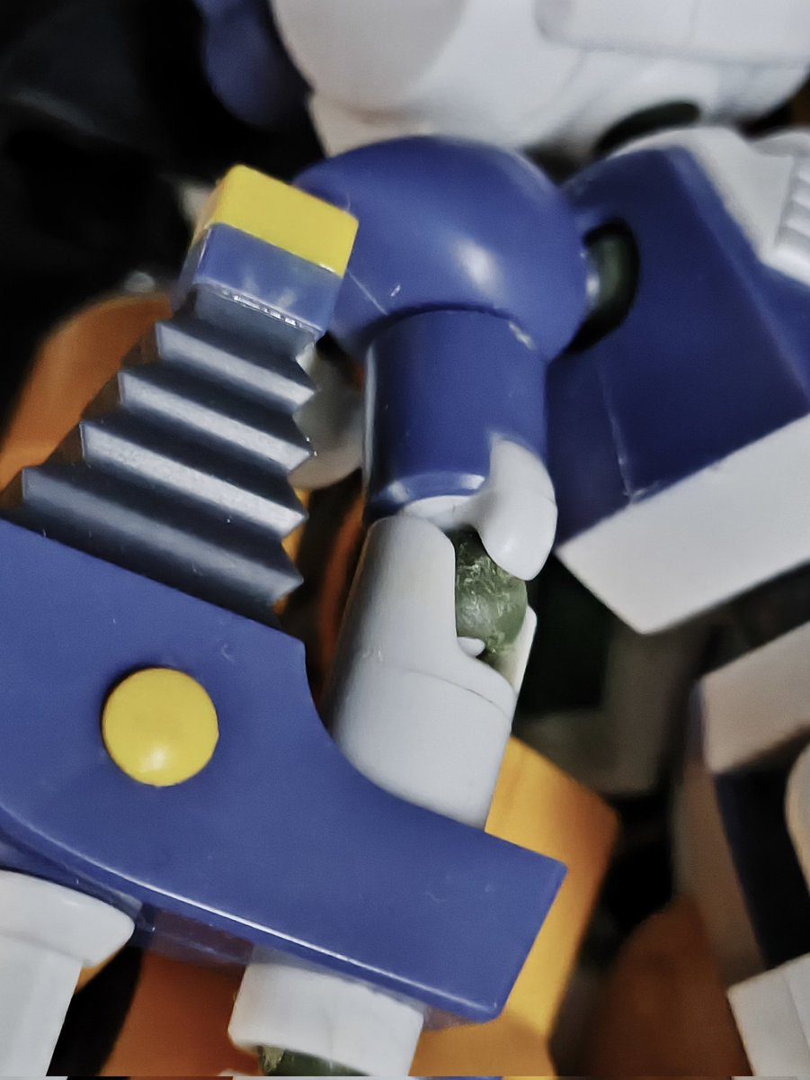 BRV64's tweet photo. @medarot_S If you're going to release a plastic model, please don't use these types of articulations. They break easily and age poorly. They don't hold their poses properly.
#メダロットS #メダロット #コトブキヤ #プラモデル https://t.co/MtHK03QEvi
