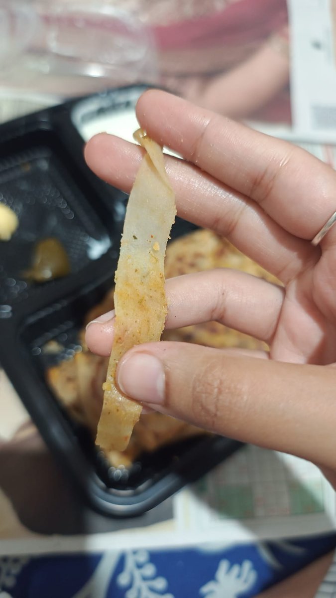 AyushiKesarwa14's tweet image. @zomatocare @zomato 
There was tissue paper stuffed inside the aloo paneer paratha. This is not just carelessness, it&apos;s a serious hygiene issue. Completely unacceptable.
Order id : #6796506991