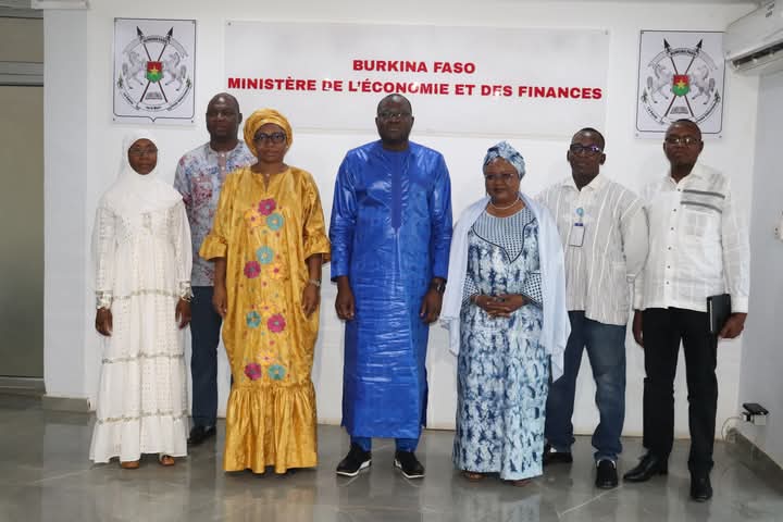 Le Ministre de Economie et des Finances, Dr Aboubakar Nacanabo, accompagné du Ministre Délégué Chargé du Budget, Fatoumata Bako/Traoré, a reçu en audience, Dr Amata Sangho/Diabaté, Représentante Résidente a.i. du <a href="/PNUD_BFA/">Le PNUD au Burkina Faso 🇧🇫</a> au Burkina Faso 🇧🇫.
Une visite de courtoisie pour une