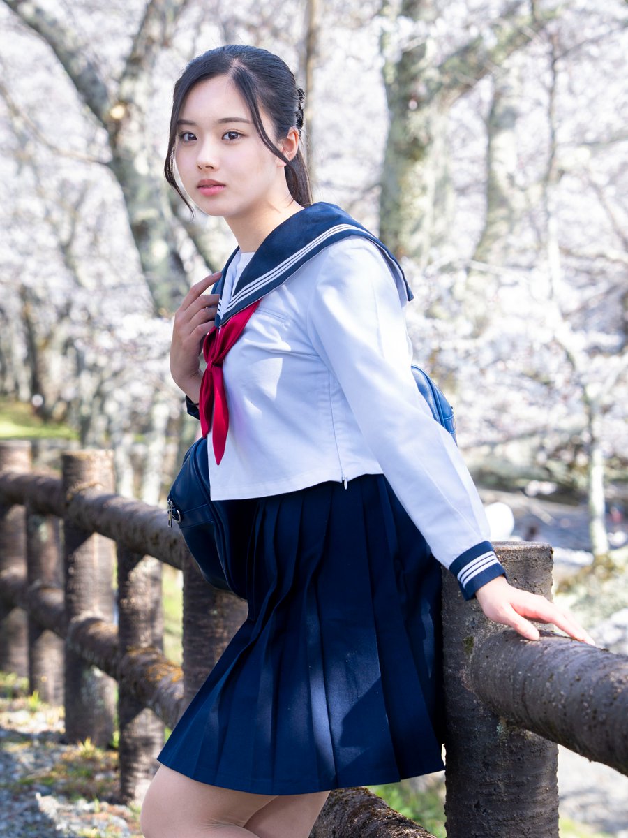 ソリュンのサイン入りポラロイド写真 黒制服 Go1EJ6IbMAA1J8w.jpg