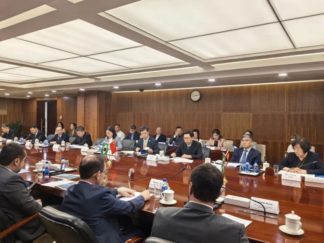 ConsulChinaRJ's tweet photo. O Ministério do Comércio da China organizou cerca de 20 empresas chinesas para se reunir com o Governador do Rio de Janeiro, Cláudio Castro, na sua visita oficial à China.🇨🇳🇧🇷 O ex-Vice-Ministro, Presidente da #CCIIP, Fang AiQing, e os executivos de #CNOOC, #SGCC, #CNPC, #CRRC e etc, destacaram o enorme potencial da cooperação econômica entre China e Brasil em energia, infraestrutura e inovação. Seja bem-vindo à China Sr.Governador! @GovRJ
#ChinaBrasil #Investimento #CooperaçãoInternacional