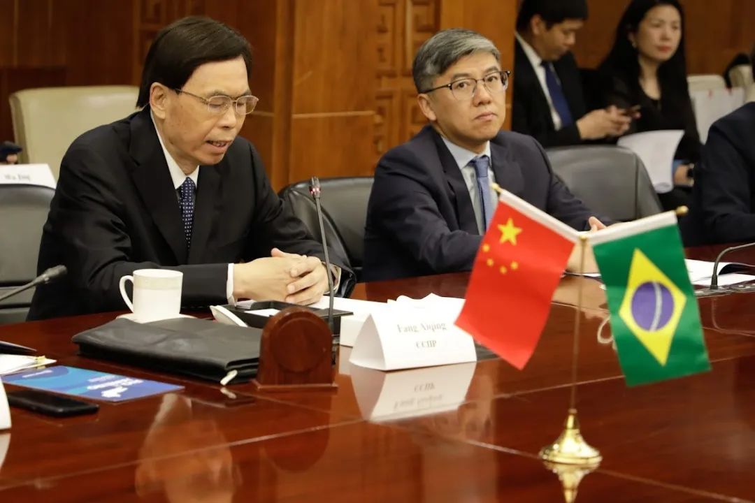 ConsulChinaRJ's tweet photo. O Ministério do Comércio da China organizou cerca de 20 empresas chinesas para se reunir com o Governador do Rio de Janeiro, Cláudio Castro, na sua visita oficial à China.🇨🇳🇧🇷 O ex-Vice-Ministro, Presidente da #CCIIP, Fang AiQing, e os executivos de #CNOOC, #SGCC, #CNPC, #CRRC e etc, destacaram o enorme potencial da cooperação econômica entre China e Brasil em energia, infraestrutura e inovação. Seja bem-vindo à China Sr.Governador! @GovRJ
#ChinaBrasil #Investimento #CooperaçãoInternacional