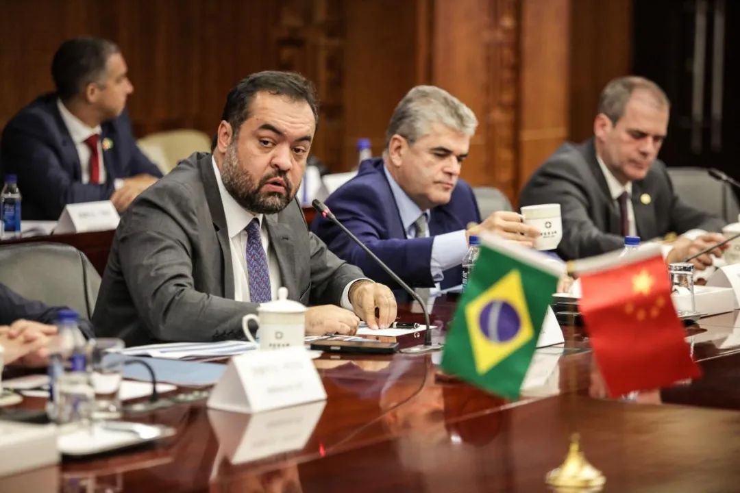 ConsulChinaRJ's tweet photo. O Ministério do Comércio da China organizou cerca de 20 empresas chinesas para se reunir com o Governador do Rio de Janeiro, Cláudio Castro, na sua visita oficial à China.🇨🇳🇧🇷 O ex-Vice-Ministro, Presidente da #CCIIP, Fang AiQing, e os executivos de #CNOOC, #SGCC, #CNPC, #CRRC e etc, destacaram o enorme potencial da cooperação econômica entre China e Brasil em energia, infraestrutura e inovação. Seja bem-vindo à China Sr.Governador! @GovRJ
#ChinaBrasil #Investimento #CooperaçãoInternacional