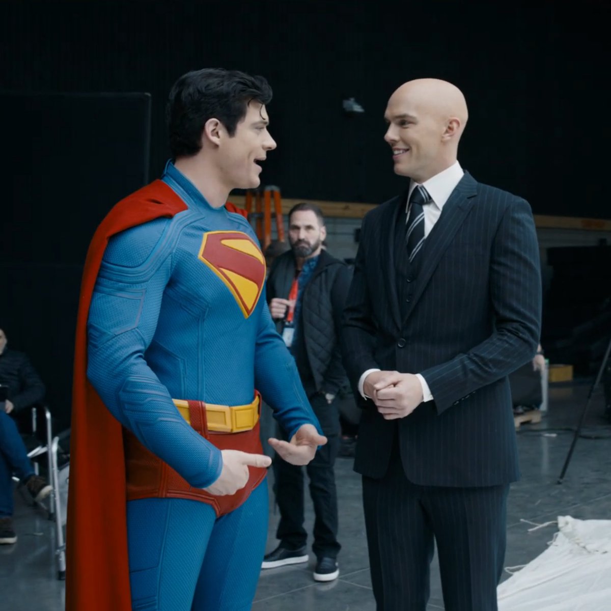 DCFilmNews's tweet photo. New look at David Corenswet &amp; Nicholas Hoult on the set of #Superman https://t.co/yrDXEVlTRp