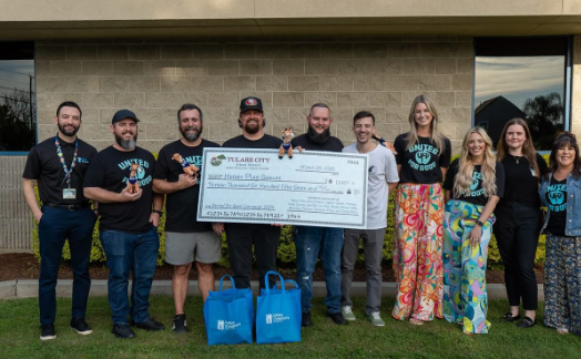 ExtraLife4Kids's tweet photo. Congratulations to Heroes Play Games on receiving an amazing donation from @tcsdk8! This team has fundraised for @ValleyChildrens for over 10 years. ๐คฏ Your impact truly helps #changekidshealth! #gamingcommunity #gamingforgood #gameallday #gamerlifestyle #gamestagram https://t.co/FX0inKazHw