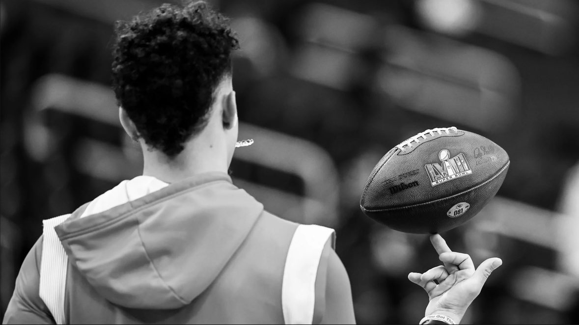 Daily_Chiefs_'s tweet photo. Patrick Mahomes has been a starter for 7 seasons… and his worst finish is losing in the AFC Championship — both times in OT. ⏱️😳

The other 5 seasons? Super Bowl appearances. 🏆🔥

This level of early success? Unmatched. No one’s even come close. 😈💯 https://t.co/yttjrhTh6N