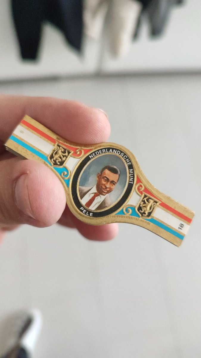 assophis's tweet photo. Em 1959 o Santos de Pelé atuou na Holanda pela primeira vez, uma charutaria local fez o charuto Pelé, e quem fumou foi o Feynoord Rotterdam que perdeu de 3x0
O Santos não fez História, o Santos é a História! https://t.co/z3uDI4rFbH