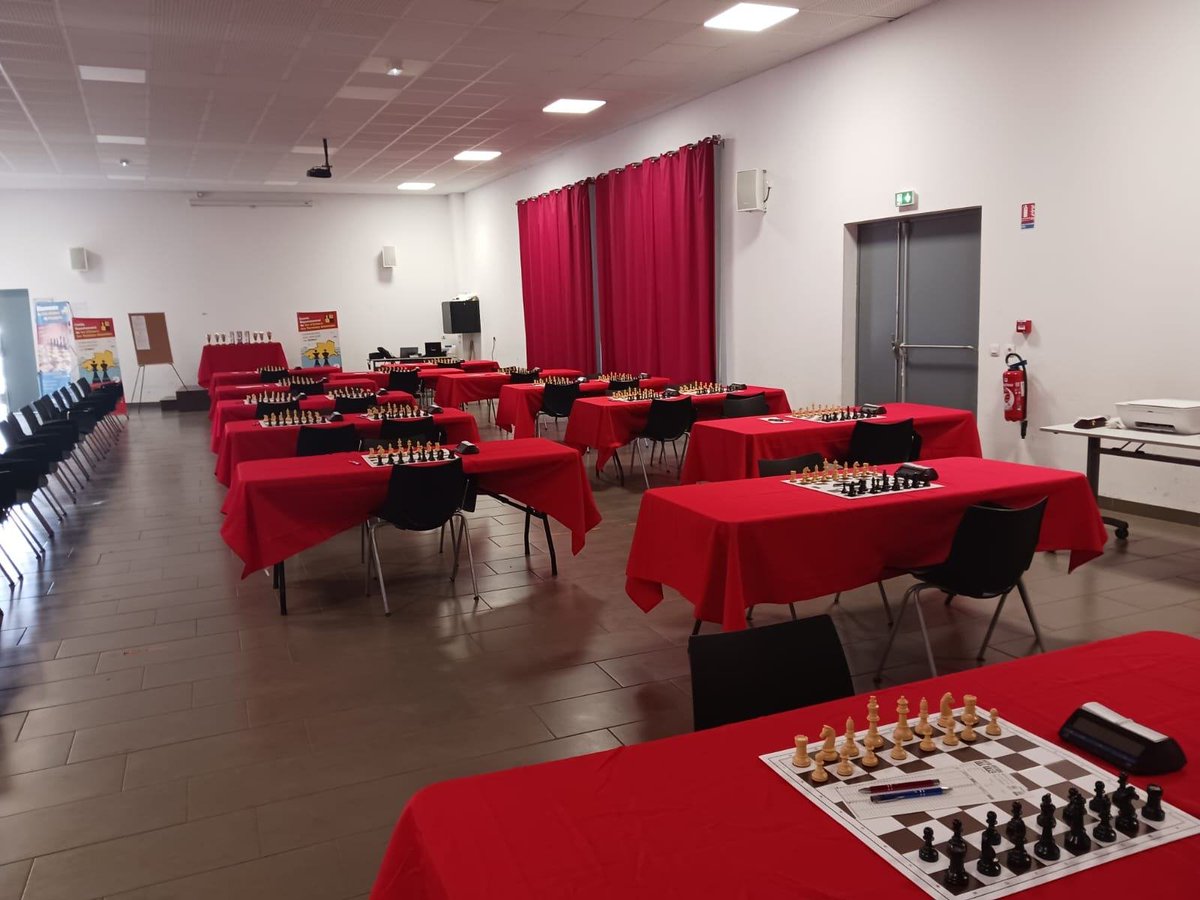 Mise  en place du 1er Festival Classique du Roussillon, qui commence demain. 9  rondes, du 19 au 21 Avril, 2 tournois fermés A et B, un Open C. Une  première historique pour les Pyrénées Orientales. #échecs #chess #ajedrez #schach #escacs