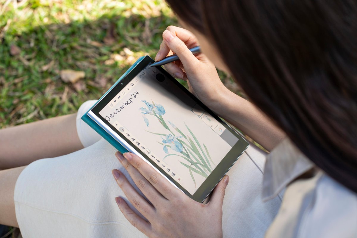 hyperstarter's tweet image. Weighing just 242g and only 5.5mm thick, Paper 7 is the ultimate portable companion for creative nomads. Enjoy up to 15 days standby time with a 3100mAh battery and the comfort of writing with a USI 2.0 stylus hprs.co/paper7 #digitalnomad #ebookreader