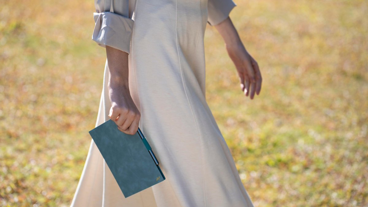 hyperstarter's tweet image. Weighing just 242g and only 5.5mm thick, Paper 7 is the ultimate portable companion for creative nomads. Enjoy up to 15 days standby time with a 3100mAh battery and the comfort of writing with a USI 2.0 stylus hprs.co/paper7 #digitalnomad #ebookreader