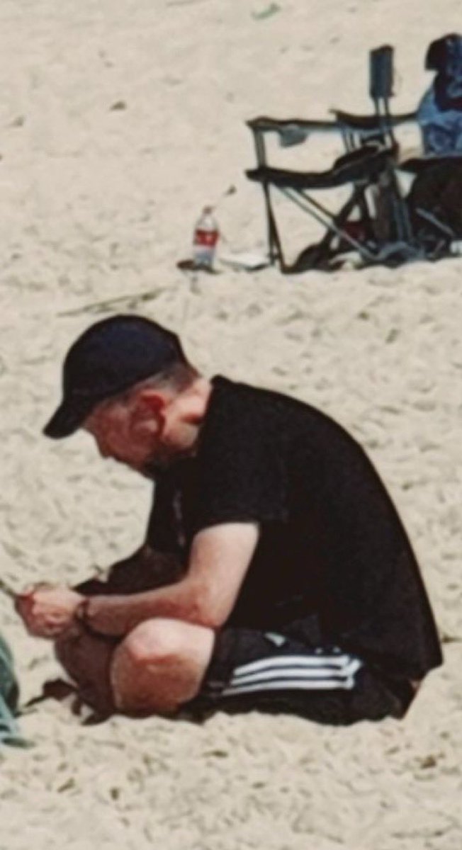 NicoBolivariano's tweet photo. Aquí Pablo Iglesias disfrutando de las vacaciones en las playas de Francia mientras comprueba en su móvil que los que no podéis permitiros unas vacaciones ya le habéis aflojado 63.000 pavos para ampliar su taberna. https://t.co/Sh5uXyCxWB