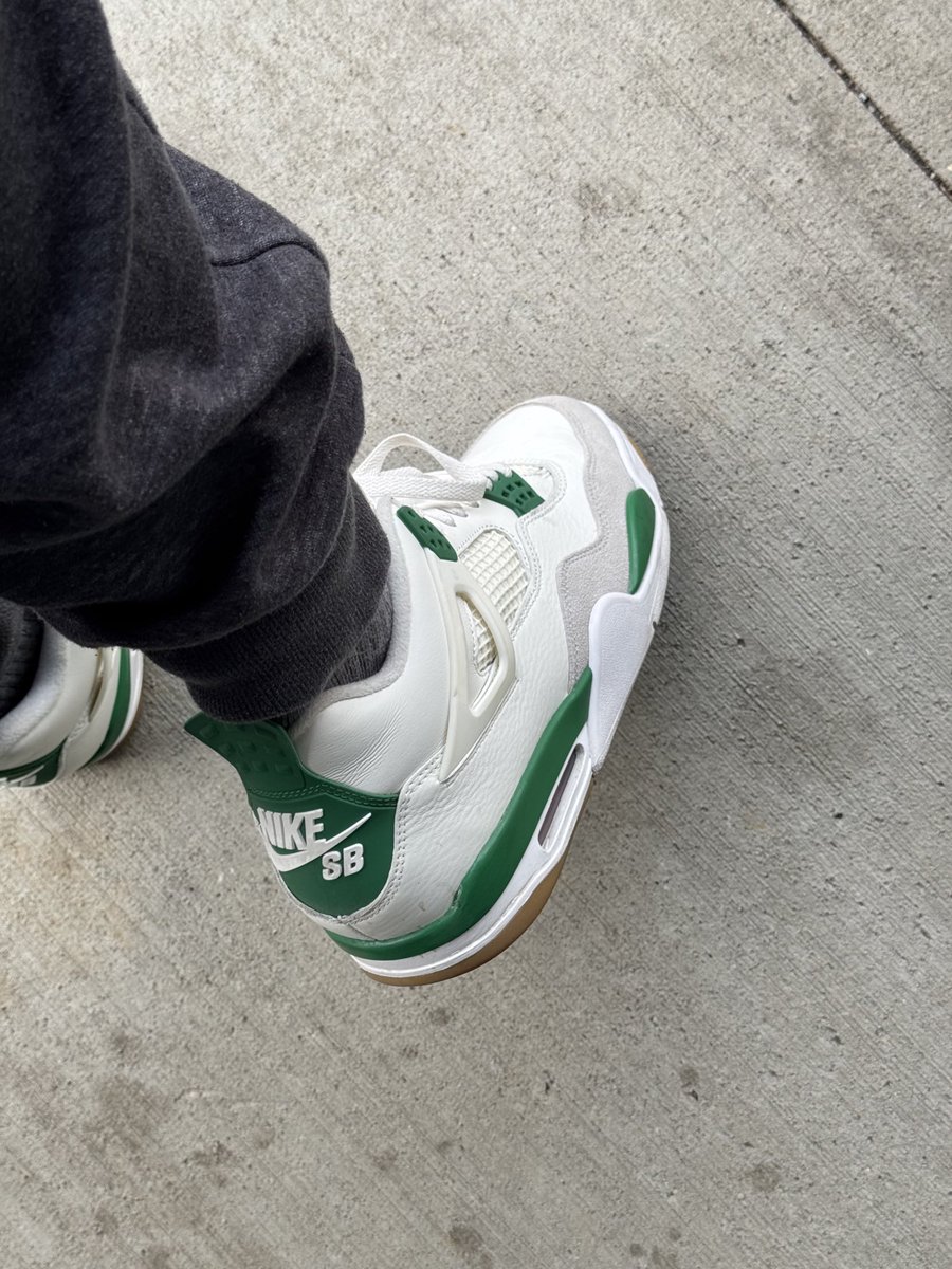 Da_Berdman_007's tweet photo. What’s on your feet today?
Nike SB x Jordan 4 in Pine Green #woyft https://t.co/S3RRUyJJyi