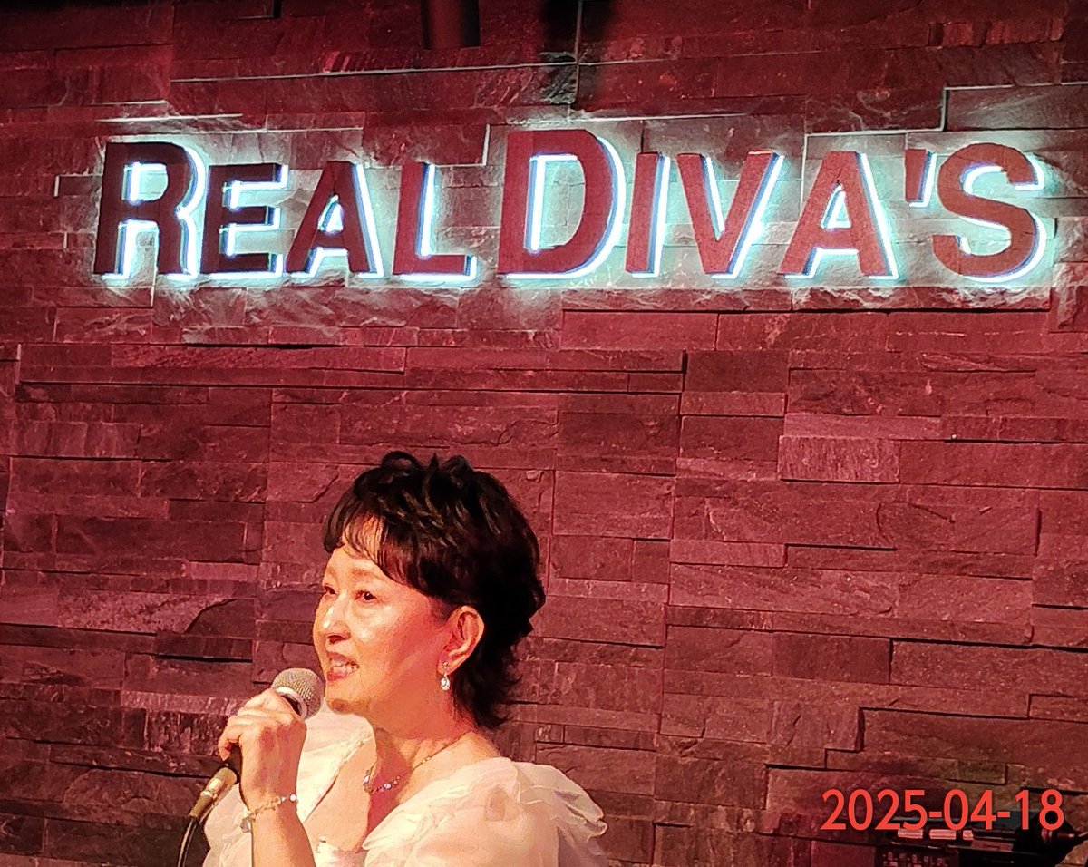 funkyfatherafro's tweet photo. 18日はREAL DIVA'Sさんで畑中葉子さんのライブイベントでした🎙
歌ありトークありで盛り上がった~ホント楽しかったです🤗
けんちゃんにも会えた🙆
今回はねえねの病院の予約を上手く合わせて参戦出来ました🤩
諸々のタイミングが合致した瞬間、でした😋
#畑中葉子さん
#REALDIVAS https://t.co/xyuaA3zJ4w