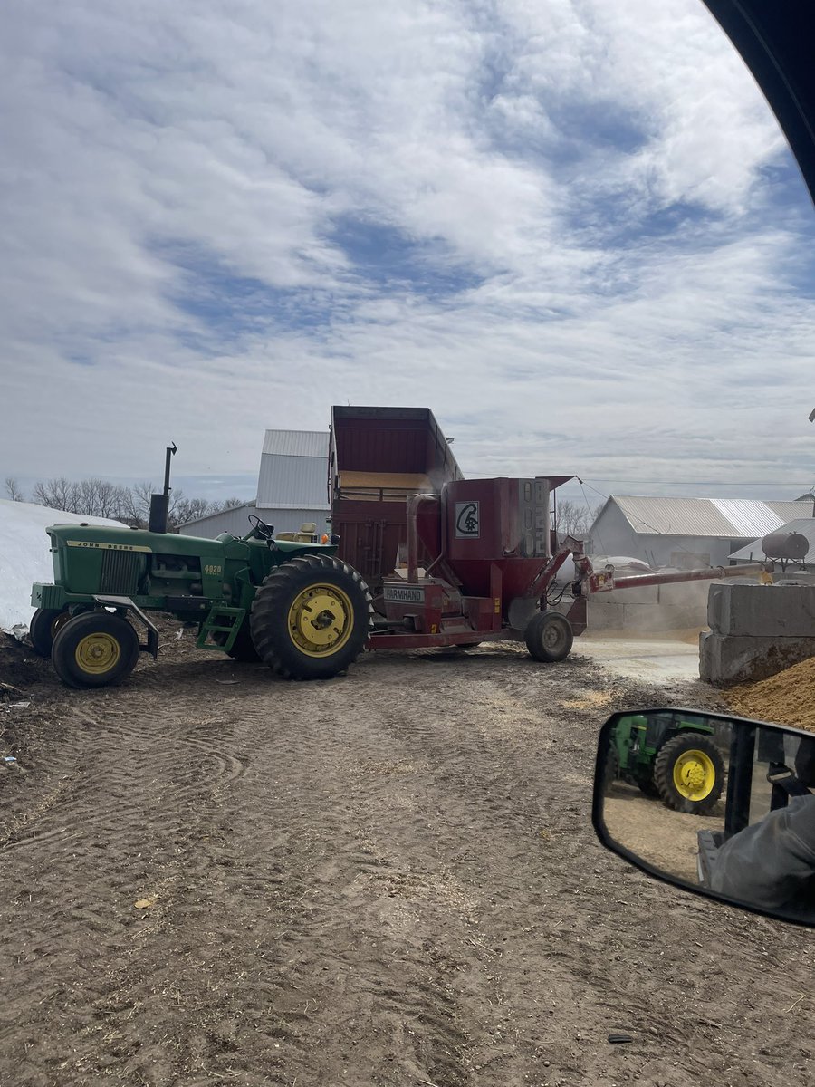 LKevbot22's tweet photo. Hope @silagechopper is proud of my feed grinding setup https://t.co/sp8l9Jh3Sz