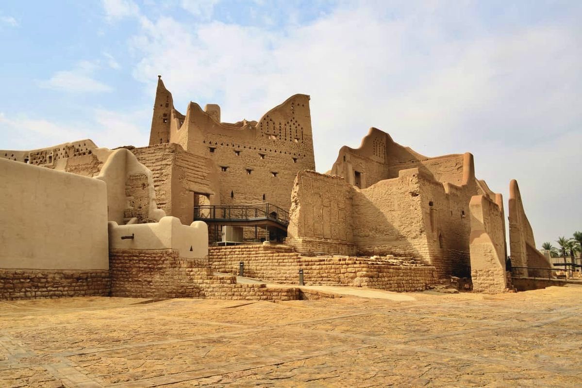 حي الطريف في الدرعية، أحد مواقع التراث العالمي المسجلة في قائمة اليونسكو منذ عام 2010. يعكس هذا الموقع تاريخ الدولة السعودية الأولى، وتظهر فيه ملامح العمارة النجدية بوضوح. وجوده كمعلم وطني يُعبّر عن العمق الحضاري والثقافي للمملكة

#اليوم_العالمي_للتراث2025