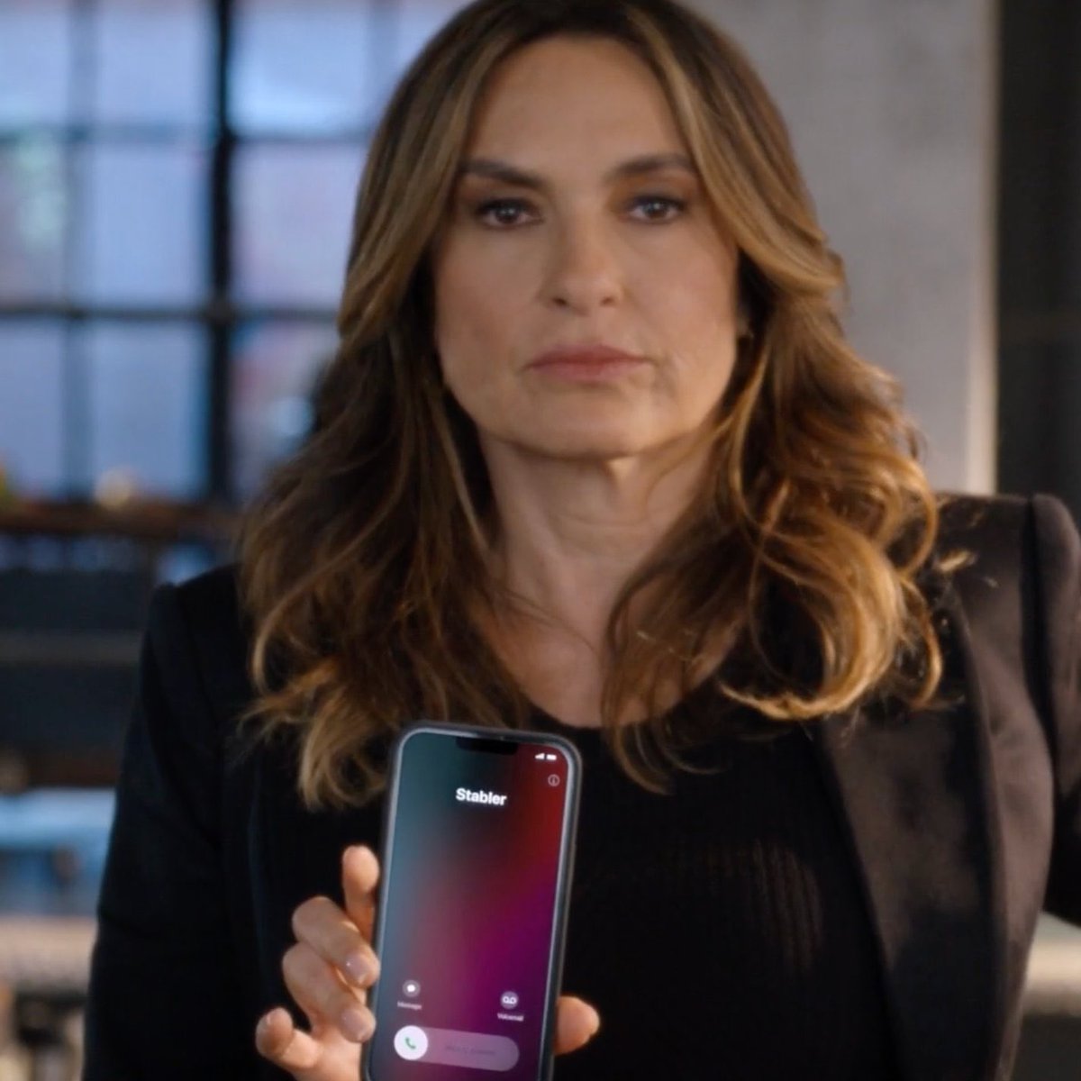 Benslerpics's tweet photo. Can we talk about how Elliot was being all stubborn and frustrating, Olivia was grinning like an idiot because it’s frustrating as he is, that’s her Elliot. 🥹♥️🫶 https://t.co/5DTyaWEd4e