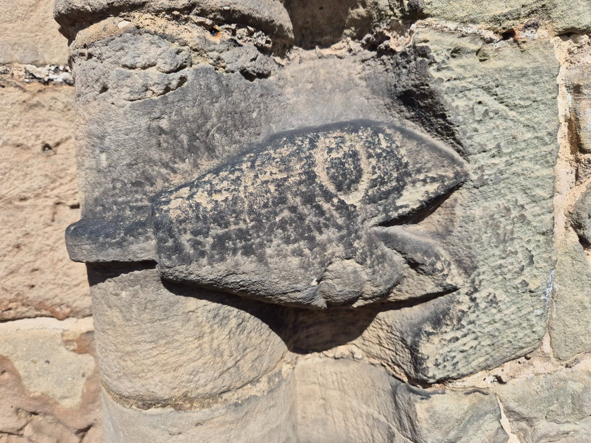 TheHistoryMouse's tweet photo. South door to west of nave #AllSaintsKedleston #Derbyshire
Beak head. A highly stylised carving that you can find on Norman Romanesque masonry in many places
#RomanesqueRiday #RomanesqueAllSaintsKedleston (5/5) https://t.co/1SR9y4TUz4
