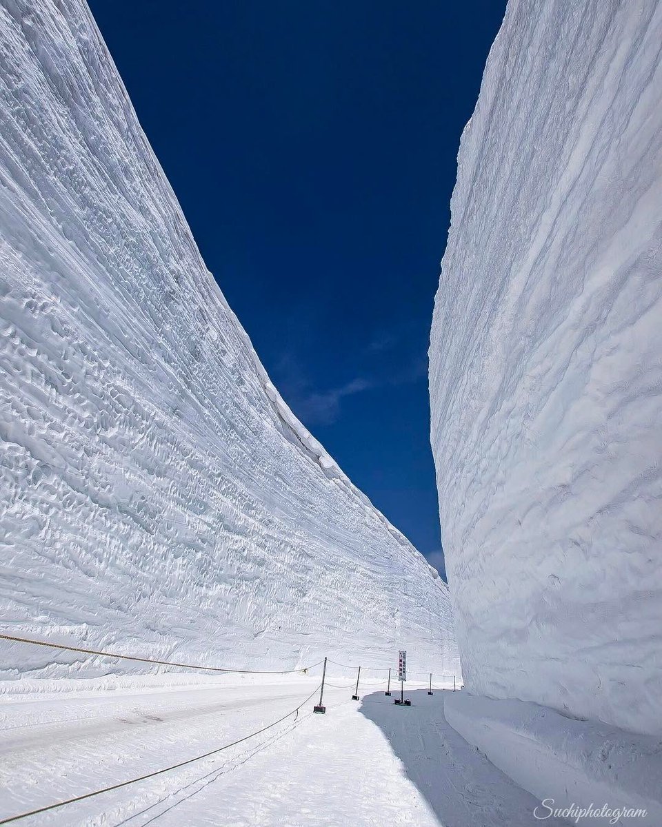 The Tateyama Kurobe Alpine Route
(Omachi City, Nagano Pref.; Tateyama Town, Toyama Pref.)

The Tateyama Kurobe Alpine Route is a scenic mountain route that connects Ogizawa Station in Omachi City with Tateyama Station in Toyama Prefecture.

Among the many scenic spots along the
