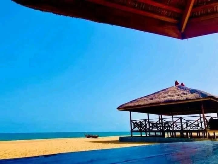 SpacesWithEwes's tweet photo. Check out the stunning view from Emancipation Beach in Keta! ✝️🏖️⛱️🩴
#EweSpace #EasterInVolta #KetaVibes #EasterInKeta #VisitVolta https://t.co/rNyHvqvfRA