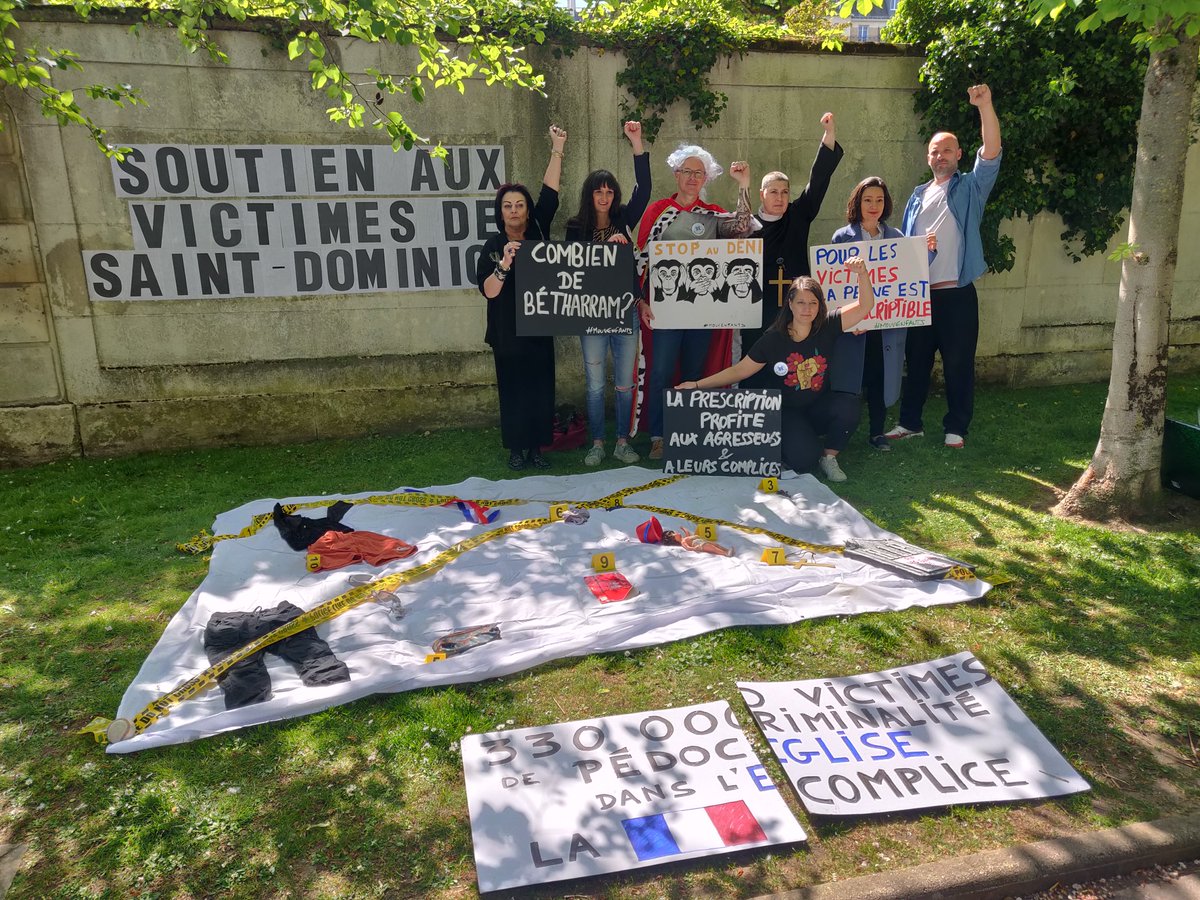 France3Paris's tweet photo. "Qu'a fait l'Institution depuis la révélation des faits ? Rien" : une action devant l'établissement Saint-Dominique de Neuilly en soutien aux élèves victimes de violences
https://t.co/sCeFXBoMgf
#Betharram #HautsDeSeine #Neuilly @MouvEnfants @arnaud_gallais https://t.co/VLvWpH7Qfu