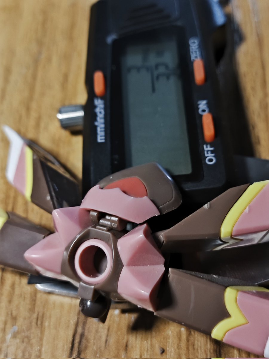 BRV64's tweet photo. Repairing #メダロット Fancy Aile.
The front part of the skirt broke off.
It's very fragile. Cut a part from other runner to fix it. Took a day to dry with Mr. Cement SP.
Wish they used the same articulation as the back part of the skirt.
#メダロットS  #コトブキヤ #プラモデル https://t.co/JuB3EP2vYo