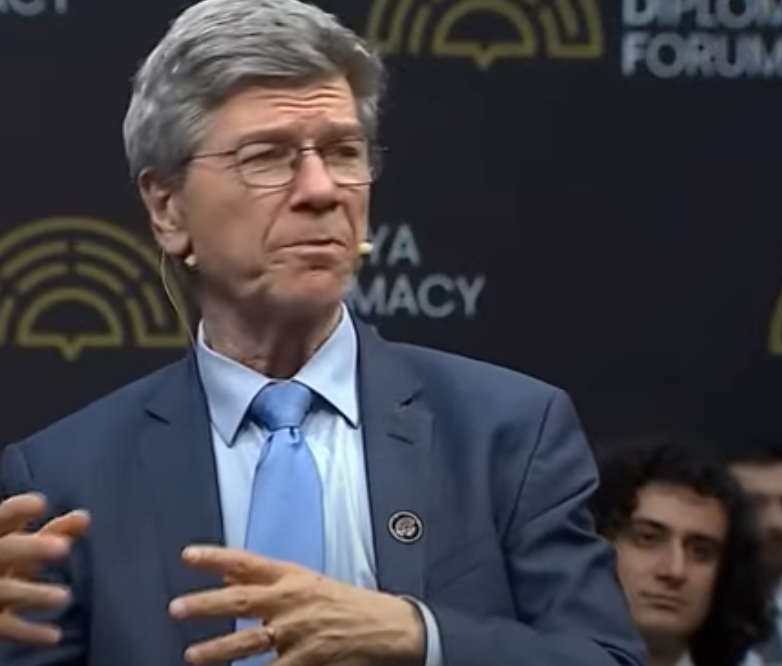 sharetell's tweet photo. #SBF - For a brief moment I thought it was SBF behind Jeffrey Sachs https://t.co/So2YT79vHv