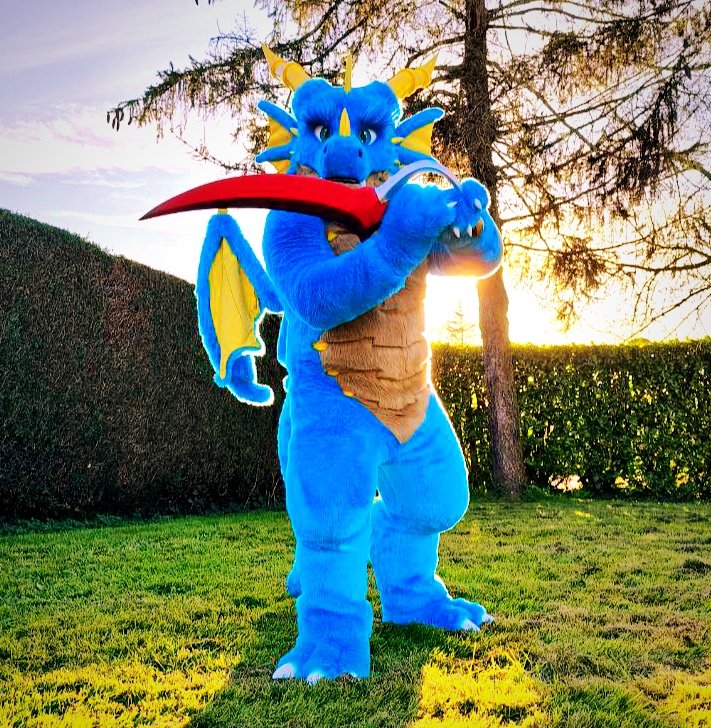 ~"Always keep your guard up."~ ⚡🐉✨
#FursuitFriday   📸 : <a href="/Orynthedragon/">Oryn - FBL13</a>