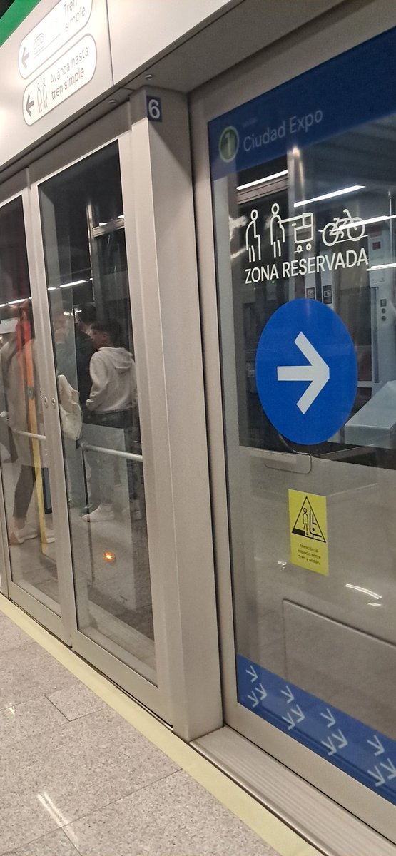 Más de 40 minutos para llegar a Sevilla cogí el metro en olivar de montequinto y estamos en la parada de @Montequinto esperando un <a href="/_metrodesevilla/">Metro de Sevilla L1</a> ....y sin decir ninguna información al respecto. 
De vergüenza