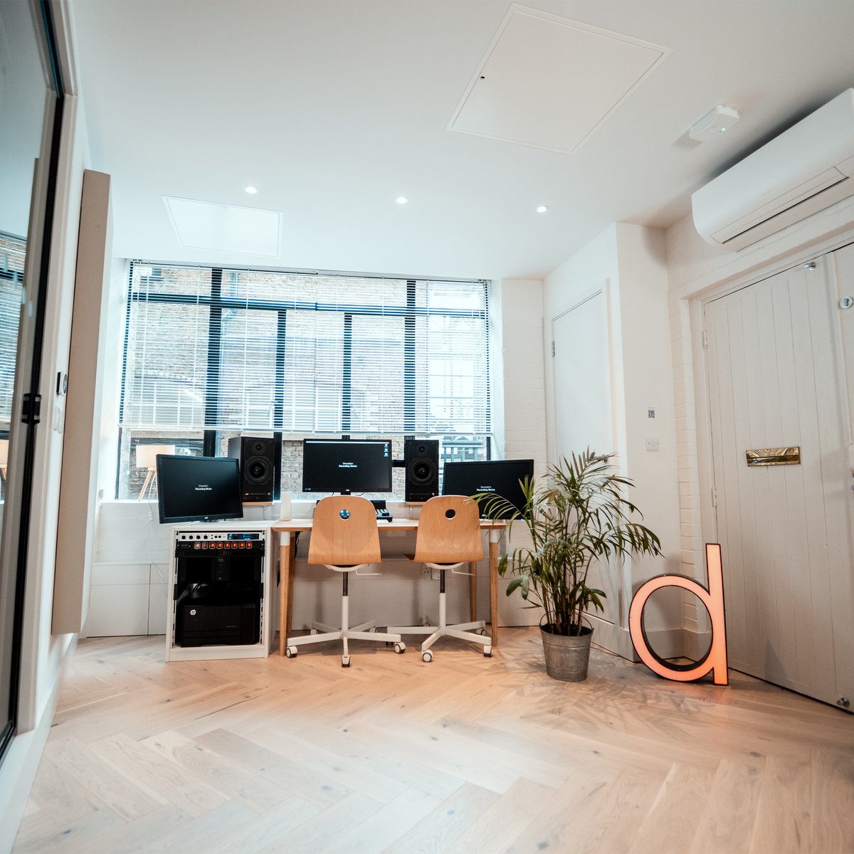 Miloco Studios (@milocostudios) on Twitter photo For this week’s #FeatureFriday we head to Shoreditch, welcoming a brand-new studio to the roster fresh from the Miloco Builds team… Introducing Shoreditch Recording Works!
Info: milocostudios.com/stu.../shoredi…
For enquiries 📩 bookings@miloco.co.uk For this week’s #FeatureFriday we head to Shoreditch, welcoming a brand-new studio to the roster fresh from the Miloco Builds team… Introducing Shoreditch Recording Works!
Info: milocostudios.com/stu.../shoredi…
For enquiries đź“© bookings@miloco.co.uk