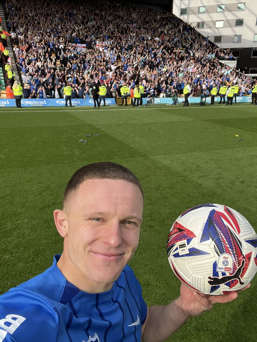 HAT-TRICK HERO. 💙🎩

<a href="/ColbyBishop29/">Colby Bishop</a> with the best photo you’ll see all weekend, #Pompey fans. 🤩