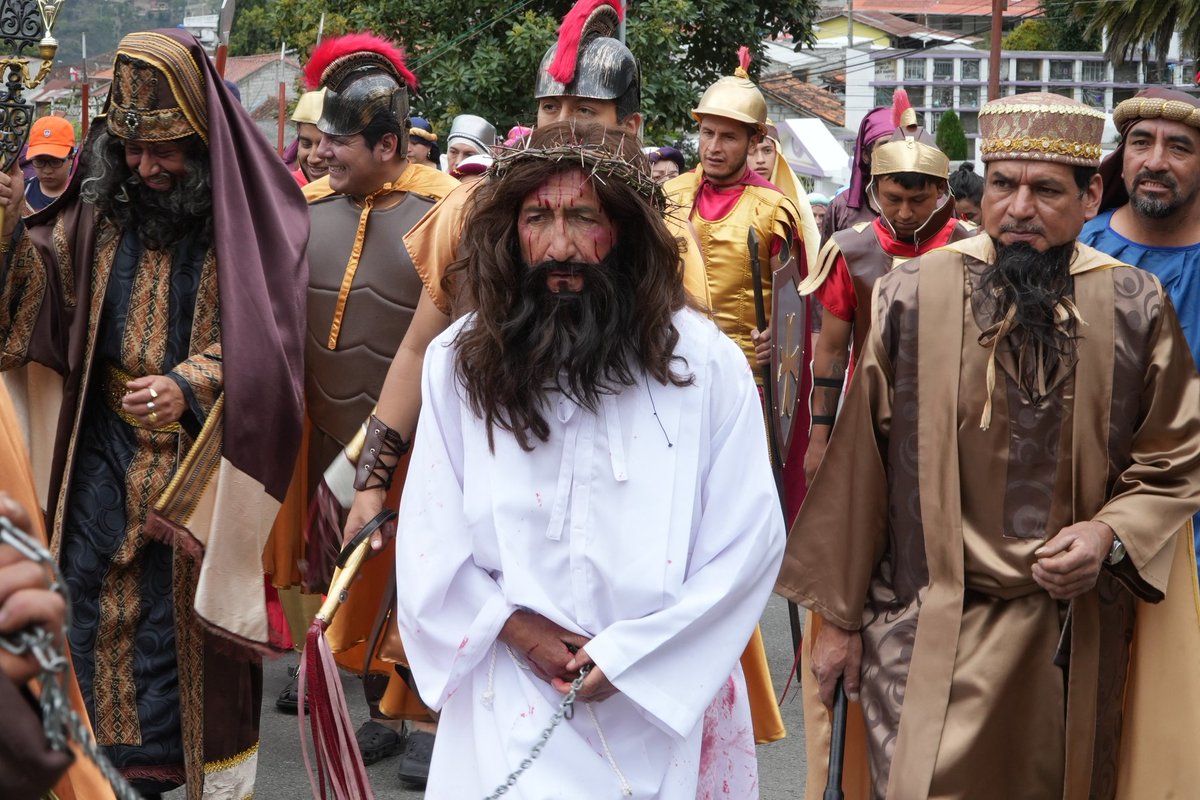 El "Vía Crucis" y otras procesiones por #SemanaSanta, son tradiciones que perduran en el tiempo en #Azuay. 🙏

¡Vive con devoción estas manifestaciones de fe en cada uno de los cantones de #Azuay! 💯

Conoce más 👉 goo.su/HNVL8

#JotaLloretPrefecto
#VisitAzuay